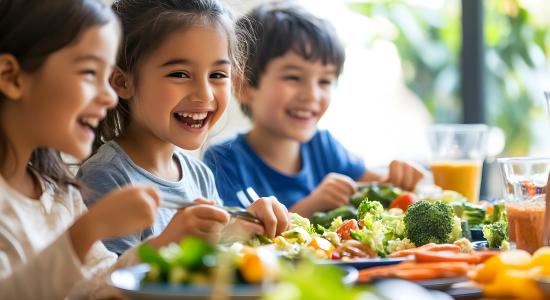 Kinder erfreuen sich am frischen Gemüse